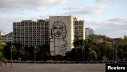 El Ministro del Interior (MININT) de Cuba, Julio C. Gandarilla, ha sido llevado a la lista de personas que no pueden entrar a Estados Unidos. Al fondo el edificio del MININT en La Habana.