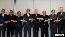 U.S. Secretary of Defense James Mattis (5th L) poses for a picture with ASEAN defence leaders after a meeting on the sidelines of the 16th IISS Shangri-La Dialogue in Singapore, June 4, 2017. 