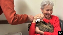 เเคเธอรีน คีเฟอร์ และแอกกี้ แมวที่กลับมาหลังพลัดพรากระหว่างหายนะไฟป่าเเคลิฟอร์เนีย