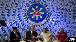 Moro islomiy ozodlik fronti rahbari Al-Haj Murod Ibrohim (chapda) va Filippin hukumati rasmiylari tinchlik sulhini imzolamoqda, Manila, 27-mart, 2014-yil.