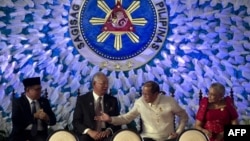 From left: MILF Chairman Al Haj Murad Ibrahim, Malaysian PM Najib Razak, Philippine President Benigno Aquino, and Presidential Adviser Teresita Quintos-Deles sign pact, Manila, March 27, 2014.