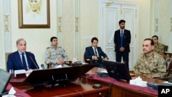 
وزیراعظم شهباز شریف تېره ورځ د کابینې غونډې ته وینا کې ويلې وؤ، چې د پوځ د سرلښکر له وجې په اسلام آباد کې د پي ټي آي برید ناکامه کړی شوی دی