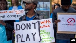 На архівному фото - протест біля посольства Росії в ПАР, 22 лютого 2023 року проти російського вторгнення в Україну та спільних військово-морських навчань, які проводяться Сили оборони Південної Африки з Росією та Китаєм. AP Photo/Jerome Delay