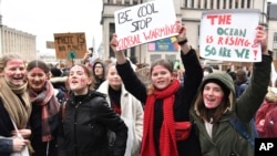 Siswa-siswa sekolah memprotes kebijakan pemerintah soal iklim dalam aksi unjuk rasa di Brussels, Belgia.