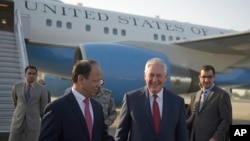 លោក​រដ្ឋ​មន្ត្រី​ការបរទេស Rex Tillerson ជជែក​ជាមួយ​នឹង​មន្ត្រី​ក្នុង​ការិយាល័យ​បរទេស​ប៉ាគីស្ថាន នៅ​ពេល​ដែល​អញ្ជើញ​ទៅ​ដល់​មូលដ្ឋាន​យោធា Nur Khan នៅ​ក្នុង​ក្រុង​អ៊ីស្លាម៉ាបាដ ប្រទេស​ប៉ាគីស្ថាន កាលពី​ថ្ងៃទី២៤ ខែតុលា ឆ្នាំ២០១៧។