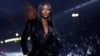 Naomi Campbell présente une création du designer Anthony Vaccarello dans le cadre de son défilé de prêt-à-porter féminin printemps/été 2020 pour la maison de couture Saint Laurent lors de la Fashion Week de Paris en France, le 24 septembre 2019. 