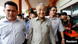 FILE PHOTO: Former Malaysian Prime Minister Mahathir Mohamad arrives to visit jailed opposition leader Anwar Ibrahim, who is recuperating from surgery, at Cheras Rehabilitation Hospital in Kuala Lumpur, Malaysia January 10, 2018