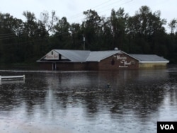 In Kinston, N.C., people and businesses were in a precarious situation as the Neuse River went out of its banks during Tropical Storm Florence, Sept. 15, 2018. (VOA Russian service)