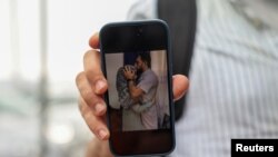 Sirijac Kasam Abozid, pokazuje sliju supruge i zeta koji su bili na potonulom brodu (REUTERS/Stelios Misinas)