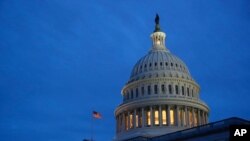 نمایی از ساختمان کنگره ایالات متحده در شهر واشنگتن - آرشیو