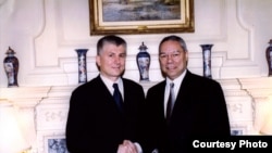 Djindjić sa američkim državnim sekretarom Kolinom Pauelom