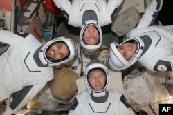 Dalam foto Mei 2023 yang disediakan oleh NASA ini, searah jarum jam dari bawah, astronaut NASA Stephen Bowen, astronaut Uni Emirat Arab Sultan al-Neyadi, astronaut NASA Warren (Woody) Hoburg, dan kosmonaut Roscosmos Andrei Fedyaev berpose dalam balutan pakaian bertekanan tinggi di atas kapal Internasional Stasiun ruang angkasa. Para astronaut kembali ke Bumi setelah enam bulan tinggal di Stasiun Luar Angkasa Internasional. Kapsul SpaceX mereka diterjunkan ke Atlantik Senin pagi, 4 September, di lepas pantai Florida. (NASA melalui AP)