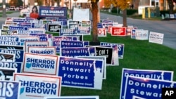 Трката е конкурентна на национално ниво и во клучните сојузни држави, според неодамнешните анкети, при што ниту демократката Камала Харис ниту републиканецот Доналд Трамп не покажуваат мерлива предност. 