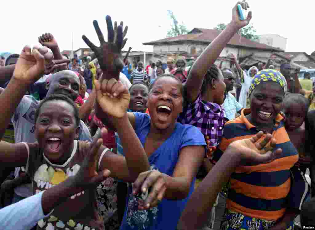 People celebrate in a street in Bujumbura, May 13, 2015.