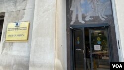 نمایی از ورودی ساختمان صدای آمریکا در واشنگتن