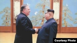 Menteri Luar Negeri AS (saat itu masih menjabat sebagai Direktur CIA), Mike Pompeo, saat bertemu dengan Pemimpin Korea Utara, Kim Jong-un di Pyongyang, Korea Utara, 26 April 2018. (Foto: dok).