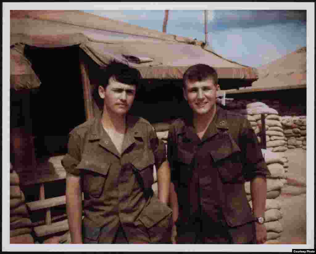 Chuck Hagel (kanan) berdiri di luar tenda di Vietnam, sekitar tahun 1968. (Library of Congress)