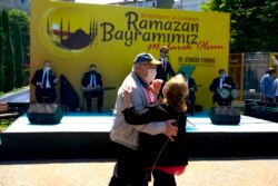 Warga İstanbul, Turki merayakan akhir Ramadan secara sederhana dan tetap menjaga jarak aman.