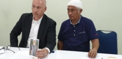 Pengacara Hambali, James Valentine dan Anggota Tim Pengacara Muslim Achmad Michdan saat menggelar konferensi pers di Jakarta, Sabtu (16/3/2019). (Foto: VOA/Sasmito)