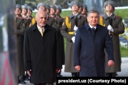 Afghan President Ashraf Ghani (left) with his Uzbek counterpart, Shavkat Mirziyoev, Tashkent, December 5, 2017