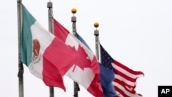 မက္ကဆီကို၊ ကနေဒါနဲ့ အမေရိကန်အလံများ။ 