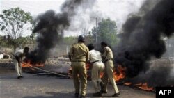 Cảnh sát Ấn Ðộ tìm cách dập tắt lửa do những người biểu tình phản đối kế hoạch xây nhà mấy điện hạt nhân ở Jaitapur