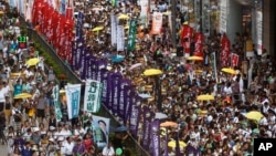 Pro-democracy protesters march during an annual protest marking Hong Kong&#39;s handover from British to Chinese rule in 1997 in Hong Kong, July 1, 2015. 