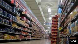 About 80 percent of the packaged foods on American supermarket shelves contain ingredients from genetically modified organisms, according to the Grocery Manufacturers Association. credit: VOA/S. Baragona