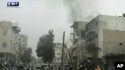 Foto dari kelompok aktivis anti pemerintah Suria EMC menunjukkan anggota kelompok pemberontak "White Helmets" atau Pertahanan Sipil Suriah, di sebuah jalan yang terkena serangan udara Rusia, di kota Maarat al-Nuaman, provinsi Idlib, Suriah.