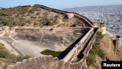 រូបភាព​ឯកសារ៖ អ្នក​ទេសចរណ៍​ដើរ​កំពង់ផែ​ក្នុង​ក្រុង Jaipur រដ្ឋRajasthan ប្រទេស​ឥណ្ឌា កាលពី​ថ្ងៃទី២៣ ខែមករា ឆ្នាំ២០១២។