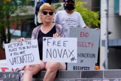 Seorang fan Novak Djokovic melakukan unjuk rasa menuntut pembebasannya di Melbourne, Australia, Kamis (6/1).