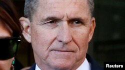 El exasesor de seguridad nacional del presidente Donald Trump, Michael Flynn, continúa cooperando con una investigación federal, según documentos judiciales.
