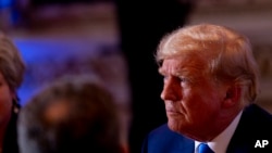 El expresidente Donald Trump habla a los invitados en Mar-a-lago el día de las elecciones, el martes 8 de noviembre de 2022, en Palm Beach, Florida. (AP Photo/Andrew Harnik)