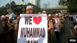Aksi massa PKS menentang film 'The Innocence of Muslims' di depan Kedutaan Besar Amerika di Jakarta hari Rabu 19/9 (foto: VOA/Andylala).
