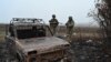 Українські військовослужбовці оглядають знищену машину біля села Роботине поблизу лінії фронту в Запорізькій області, 4 листопада 2023 року. (Фото: REUTERS)