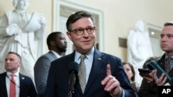 Претседателот на Претставничкиот дом Мајк Џонсон разговара со новинарите по усвојувањето на законот за финансирање за да се спречи затворање на владата во Конгресот во Вашингтон, 20 декември 2024 година