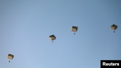 Повітряний десант допомоги від американських і йорданських військових, Газа, 2 березня 2024 р. REUTERS/Kosay Al Nemer