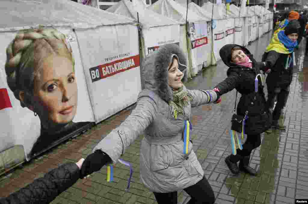 Students form a human chain from the Ukrainian capital to the western border during a demonstration in support of EU integration at Independence Square in Kyiv, Nov. 29, 2013. 