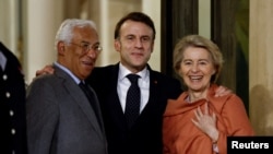 Dari kiri: Ketua Dewan Eropa Antonio Costa, Presiden Prancis Emmanuel Macron, dan Presiden Komisi Eropa Ursula von der Leyen (foto: ilustrasi). Uni Eropa dengan cepat mengumumkan tarif balasan yang menargetkan barang-barang Amerika Serikat.
