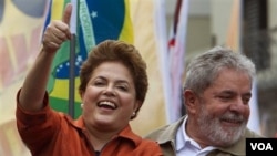 Kandidat kuat Presiden Brazil, Dilma-Rousseff, bersama Presiden Luiz Inacio Lula da Silva dalam kampanye di Sao Paulo, 2 Oktober 2010.