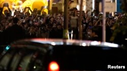 Massa mencoba untuk mengambil foto Presiden Obama yang berada di dalam mobil setelah acara santap malam dengan PM Jepang Abe di sebuah restoran di Tokyo (23/4).