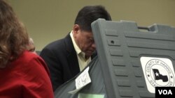 A man joins the record-breaking turnout of early voters in the 2016 presidential election in Houston, Texas. (G. Flakus/VOA)