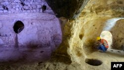 তুরস্কের মারডিন প্রদেশের মিদিয়াত শহরের নিচে ভূগর্ভস্থ শহর মেটিয়েট-এ কাজ করছেন একজন মিউনিসিপাল কর্মী। ফটোঃ ১ জুলাই, ২০২৪। 