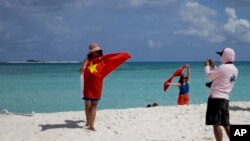 រូបឯកសារ៖ អ្នកទេសចរចិនទៅកម្សាន្តនៅលើកោះ Quanfu ស្ថិតនៅក្នុងចំណោមប្រជុំកោះ Paracel។ 