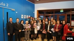 ناهید صدیق علومی در کنار همکاران فصلنامه بانو