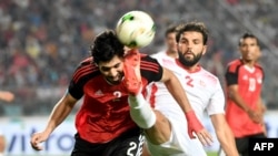 Le défenseur tunisien Syam Ben Youssef contre le défenseur égyptien Aly Gabr Mosaab lors du match de qualification à la Coupe d'Afrique des Nations CAN 2019, à Rades, le 11 juin 2017.
