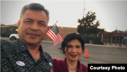 លោក ​រី គា ​និងភរិយា​​គឺ​លោកស្រី​ នូ ផល្លីន ​ពលរដ្ឋ​អាមេរិកាំង​ បានបោះ​ឆ្នោត​សហរដ្ឋអាមេរិកឆ្នាំ ២០២០ នៅក្នុង​ទីក្រុង ​ម័រដេស្តូ (Modesto) ​រដ្ឋកាលីហ្វ័រញ៉ា​ កាលពី​ថ្ងៃទី៣​ ខែវិច្ចិកា ឆ្នាំ២០២០។​ (រូបថត៖ រី គា)