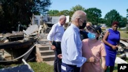 Predsednik Džo Bajden obilazi opštinu Menvil u Nju Džersiju koja je teško pogođena u nevremenu posle uragana Ajda, 7. septembra 2021.