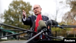 Cố vấn kinh tế Nhà Trắng Larry Kudlow trả lời phỏng vấn báo chí