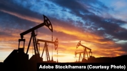 沙漠油田中的石油钻井平台(资料图片)。